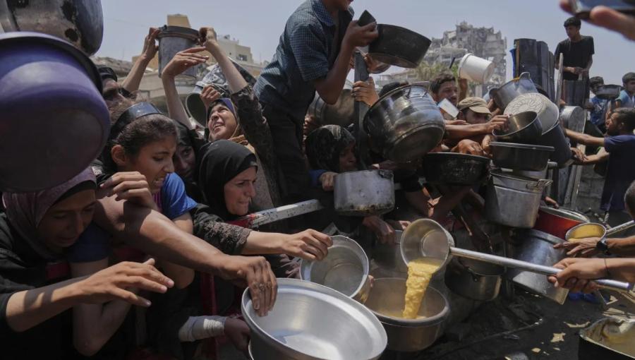 فلسطينيون يكافحون للحصول على الطعام شمال القطاع مدينة غزة فلسطينيون يكافحون للحصول على الطعام شمال القطاع مدينة غزة 26/7/2025 | المصدر: أسوشييتد برس