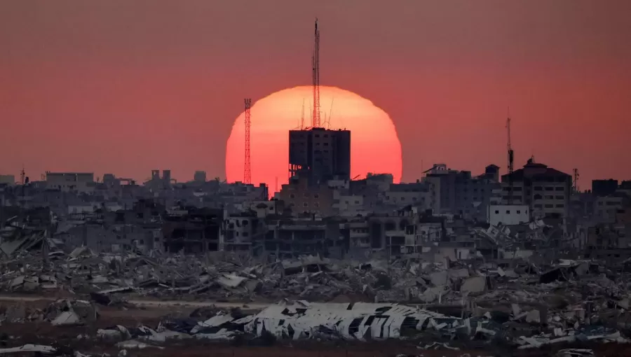 غروب الشمس خلف المباني المدمرة بقطاع غزة غروب الشمس خلف المباني المدمرة بقطاع غزة 1/7/2025 | المصدر: وكالة الأنباء الفرنسية