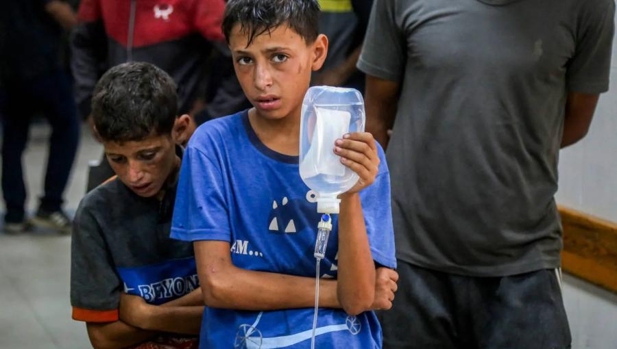 طفل غزي يمسك المغذي وسط المجاعة بسبب حصار الاحتلال ومنعه إدخال المساعدات طفل غزي يمسك المغذي وسط المجاعة بسبب حصار الاحتلال ومنعه إدخال المساعدات | المصدر: وكالة الأنباء الفرنسية