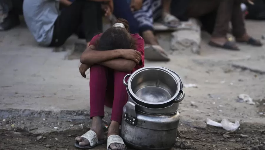 طفلة فلسطينية تنتظر الحصول على غذاء في مدينة غزة طفلة فلسطينية تنتظر الحصول على غذاء في مدينة غزة | المصدر: أسوشييتد برس