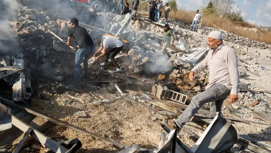 فلسطيني على أنقاض مبنى هدمه الاحتلال في قباطية قرب جنين بالضفة الغربية فلسطيني على أنقاض مبنى هدمه الاحتلال في قباطية قرب جنين بالضفة الغربية | المصدر: رويترز