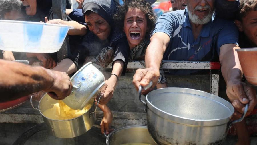 فلسطينيون يحاولون الحصول على الطعام من مطبخ خيري وسط أزمة جوع في مدينة غزة فلسطينيون يحاولون الحصول على الطعام من مطبخ خيري وسط أزمة جوع في مدينة غزة | المصدر: رويترز