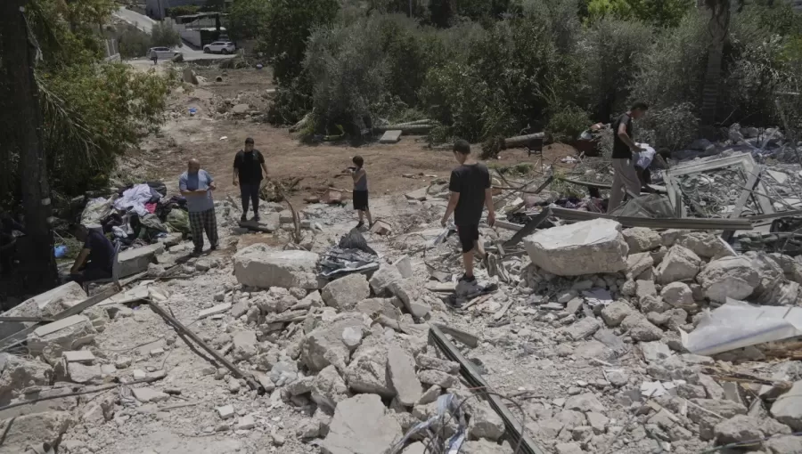 فلسطينيون يتفقدون أنقاض منزل هدمه الاحتلال في قرية بيت سيرا بالضفة الغربية فلسطينيون يتفقدون أنقاض منزل هدمه الاحتلال في قرية بيت سيرا بالضفة الغربية | المصدر: أسوشييتد برس