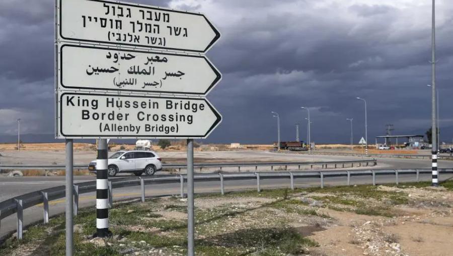 لافتة طريق تشير إلى معبر جسر الملك حسين باتجاه الأردن لافتة طريق تشير إلى معبر جسر الملك حسين باتجاه الأردن | المصدر: وكالة الأنباء الفرنسية