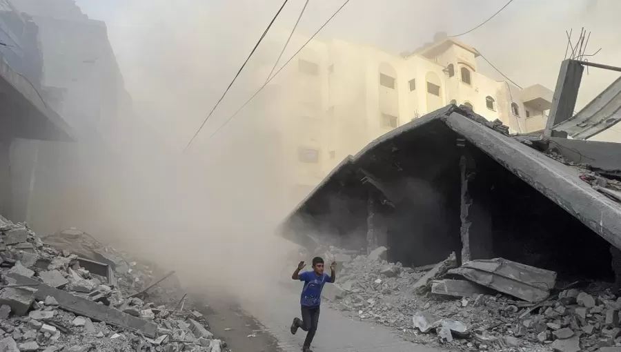 طفل فلسطيني يهرول بعيدا عن موقع الغارات الجوية الإسرائيلية في حي الصفطاوي غرب جباليا شمال قطاع غزة طفل فلسطيني يهرول بعيدا عن موقع الغارات الجوية الإسرائيلية في حي الصفطاوي غرب جباليا شمال قطاع غزة | المصدر: وكالة الأنباء الفرنسية