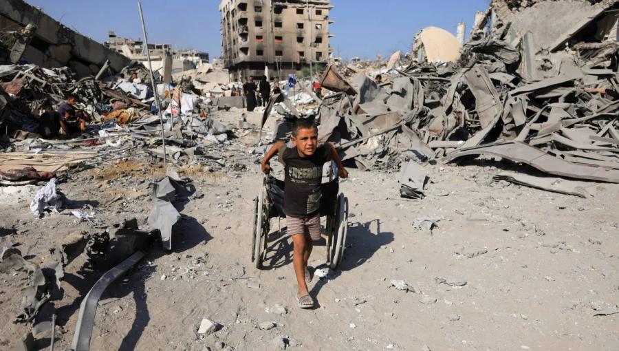 طفل غزي يجر بقايا كرسي متحرك وسط الدمار الذي خلفته غارات الاحتلال على غزة طفل غزي يجر بقايا كرسي متحرك وسط الدمار الذي خلفته غارات الاحتلال على غزة | المصدر: رويترز