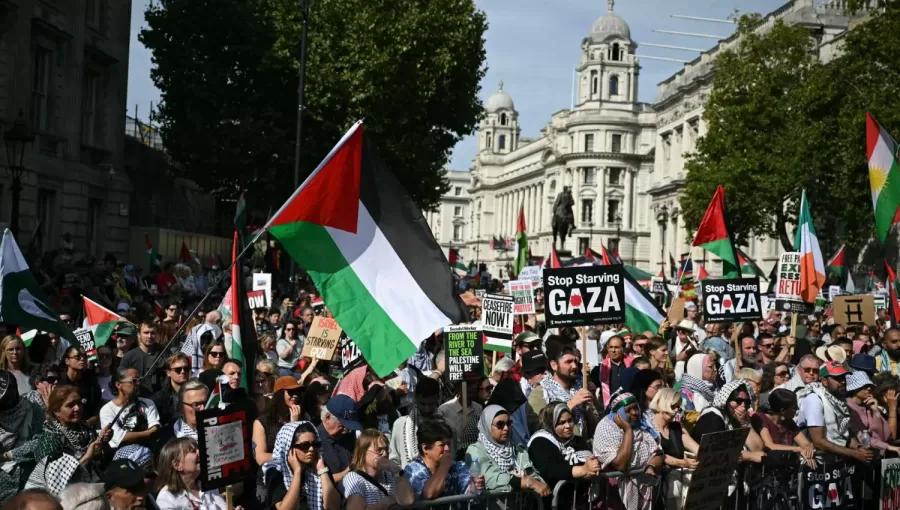 أشخاص يحملون لافتات وأعلاما فلسطينية خلال مسيرة من أجل غزة في لندن أشخاص يحملون لافتات وأعلاما فلسطينية خلال مسيرة من أجل غزة في لندن | وكالة الأنباء الفرنسية