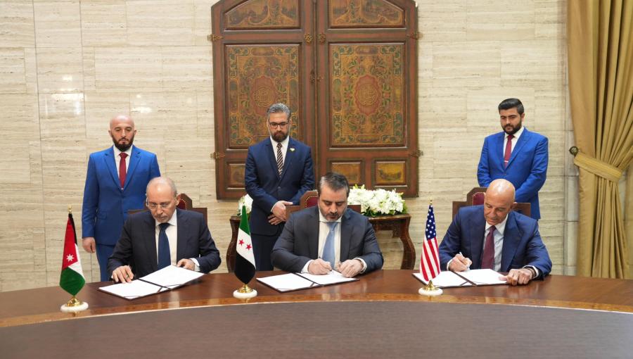 أيمن الصفدي وأسعد الشيباني وتوماس بارك أيمن الصفدي وأسعد الشيباني وتوماس بارك خلال توقيع خارطة طريق لحل الأزمة في السويداء 16/9/2025 | المصدر: وزارة الخارجية