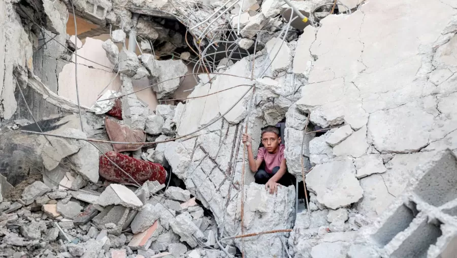فتى فلسطيني يطل من وسط ركام مبنى دمره قصف الاحتلال الإسرائيلي في مخيم النصيرات للاجئين بوسط قطاع غزة فتى فلسطيني يطل من وسط ركام مبنى دمره قصف الاحتلال الإسرائيلي في مخيم النصيرات للاجئين بوسط قطاع غزة | المصدر: وكالة الأنباء الفرنسية