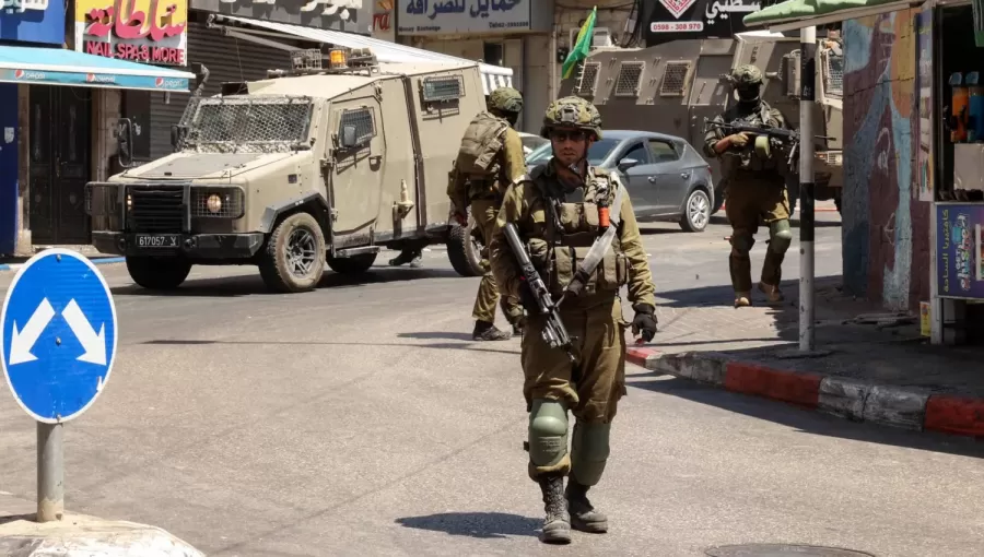 جنود من جيش الاحتلال في مدينة رام الله بالضفة الغربية جنود من جيش الاحتلال في مدينة رام الله بالضفة الغربية | المصدر: وكالة الأنباء الفرنسية