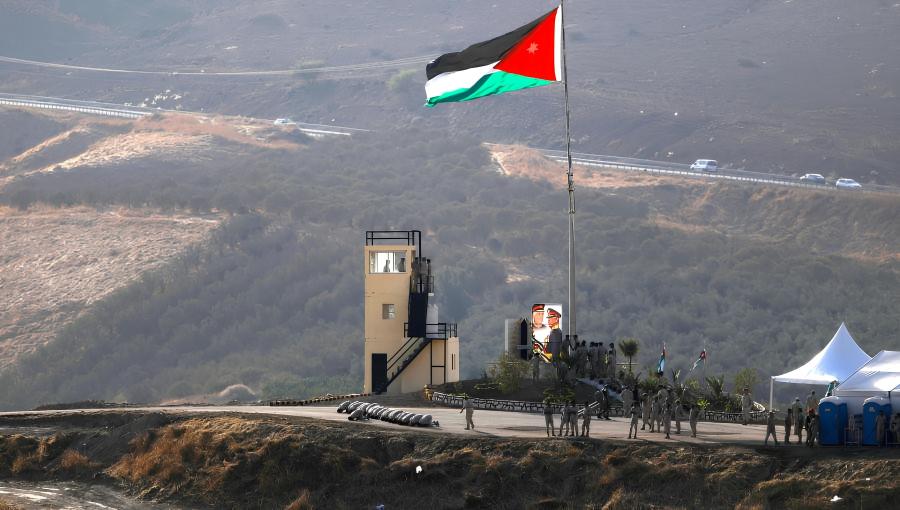 علم الأردن على سارية في المنطقة الحدودية مع الأراضي الفلسطينية المحتلة علم الأردن على سارية في المنطقة الحدودية مع الأراضي الفلسطينية المحتلة | المصدر: Getty Images