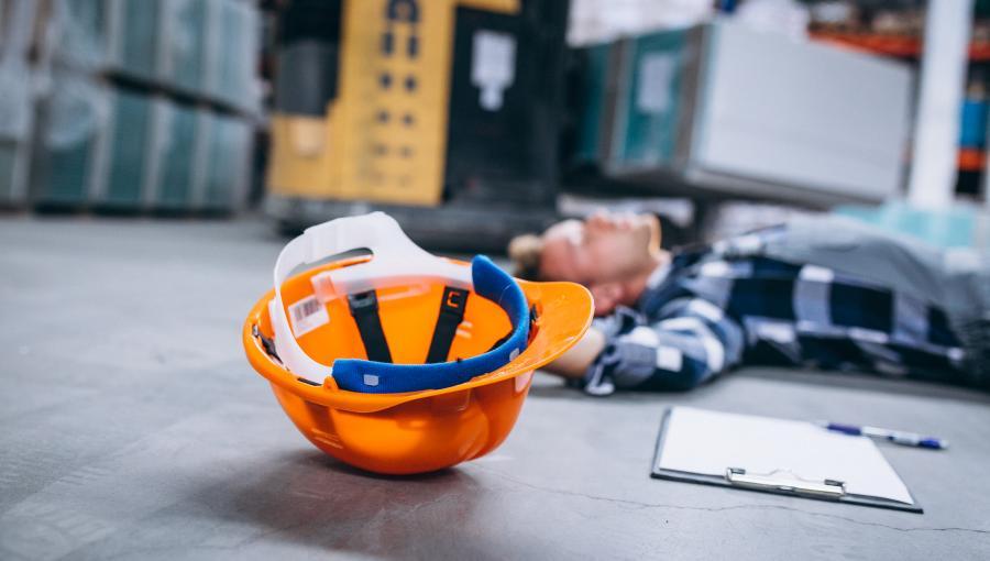 رجل مصاب على الأرض | تعبيرية Freepik