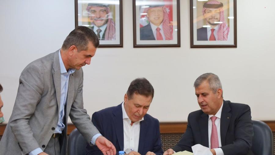 صالح الخرابشة وهاني معتوق وزير الطاقة صالح الخرابشة و المدير العام لشركة وادي عربة للمعادن هاني معتوق الأسمر يوقعان اتفاقية استغلال خامات الذهب في الأردن 9/9/2025 | المصدر: وزارة الطاقة