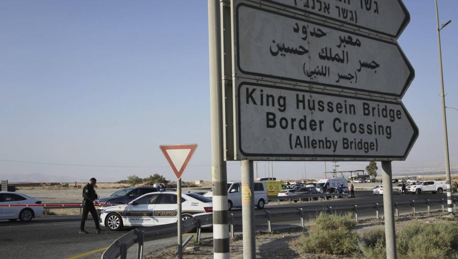 سيارات الاحتلال قرب مكان عملية إطلاق النار عند معبر الكرامة سيارات الاحتلال قرب مكان عملية إطلاق النار عند معبر الكرامة 18/9/2025 | أسوشييتد برس