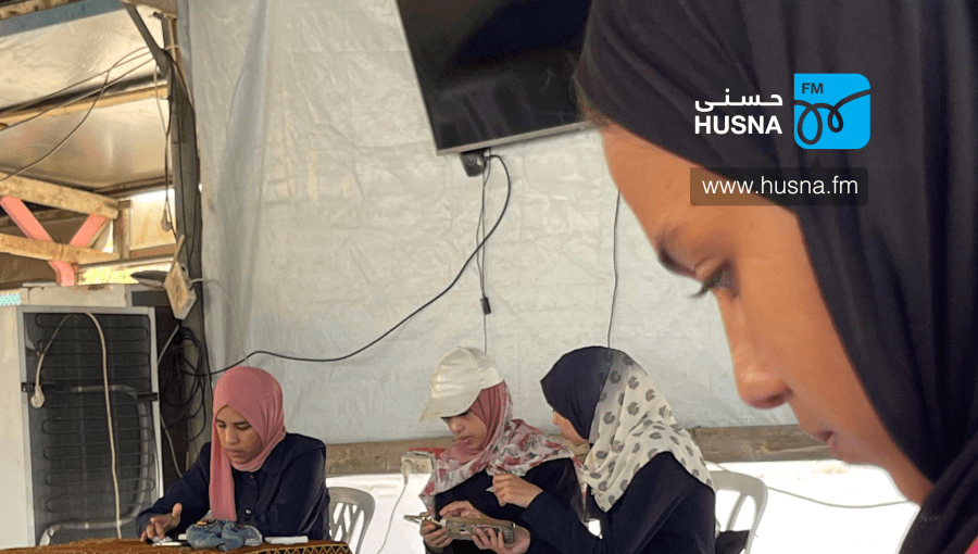 طالبات توجيهي في غزة خلال تقديم امتحان في أحد المقاهي طالبات توجيهي في غزة خلال تقديم امتحان في أحد المقاهي 7/9/2025 | حسنى