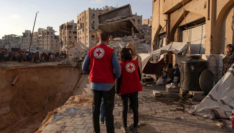 أفراد من الصليب الأحمر في خانيونس بانتظار استلام جثث أسرى إسرائيليين 17/10/2025 | الوكالة الأوروبية للصور الصحفية