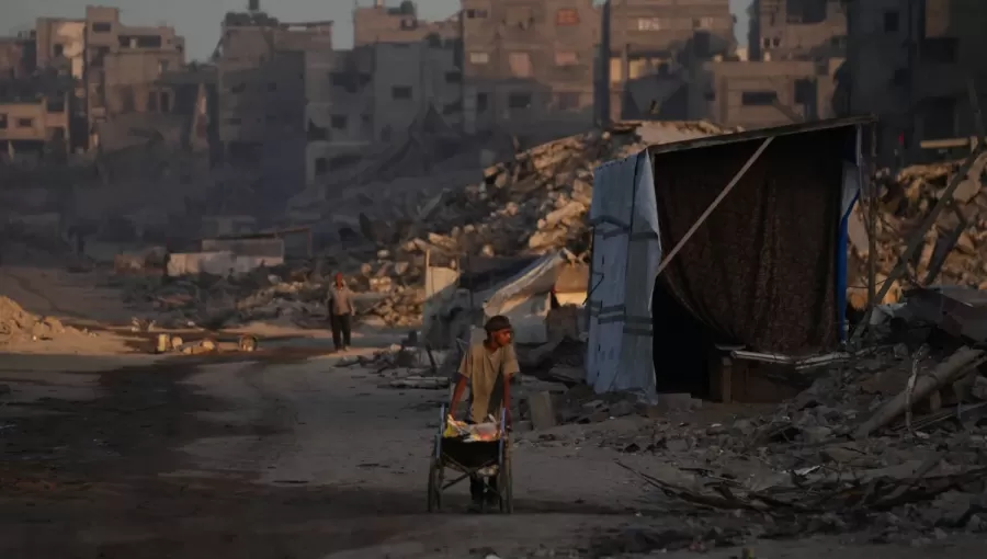 فلسطينيون يسيرون بين الدمار الذي خلفته الغارات الجوية والأرضية الإسرائيلية في حي الشيخ رضوان في مدينة غزة فلسطينيون يسيرون بين الدمار الذي خلفته الغارات الجوية والأرضية الإسرائيلية في حي الشيخ رضوان في مدينة غزة | أسوشييتد برس