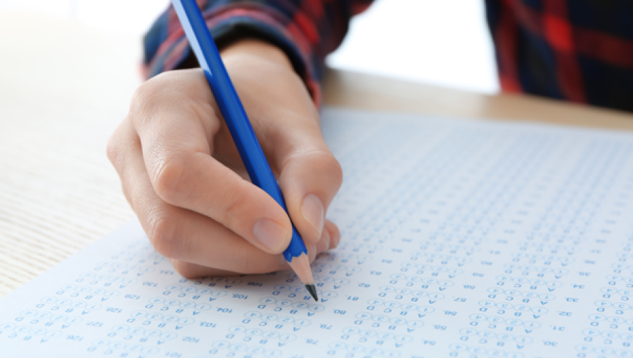 طالب خلال تقديم امتحان طالب خلال تقديم امتحان | تعبيرية Freepik