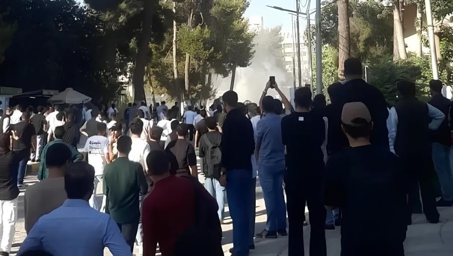 تجمهر عدد من طلبة  الجامعة الأردنية لحظة وقوع مشاجرة داخل حرم الجامعة 16/10/2025