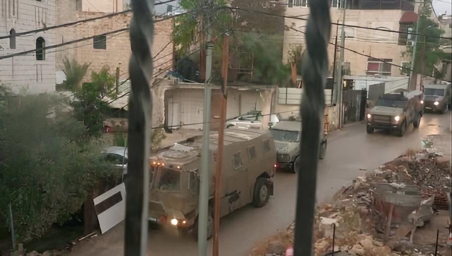 آليات الاحتلال خلال اقتحام بلدة عناتا بالقدس 16/11/2025 | فلسطين بوست