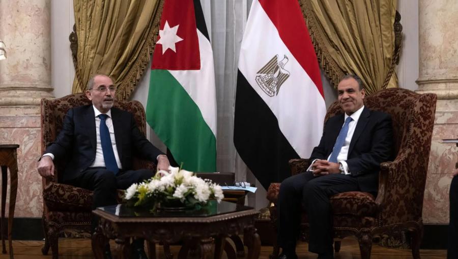 وزير الخارجية أيمن الصفدي مع نظيره المصري بدر عبد العاطي خلال بحث ترتيبات القمة العربية الطارئة  في القاهرة 3/3/2025 | المصدر: وكالة الأنباء الفرنسية