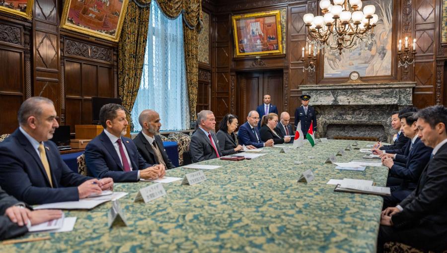 الملك عبدالله الثاني خلال لقاء مع رئيس مجلس المستشارين الياباني ماساكازو سيكيغوتشي في طوكيو 11/11/2025 | الديوان الملكي الهاشمي