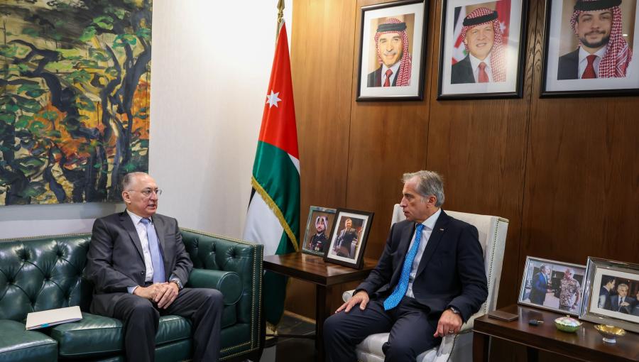 حسان خلال لقاء مع رئيس هيئة النزاهة ومكافحة الفساد مهند حجازي 16/11/2025 | المصدر: رئاسة الوزراء