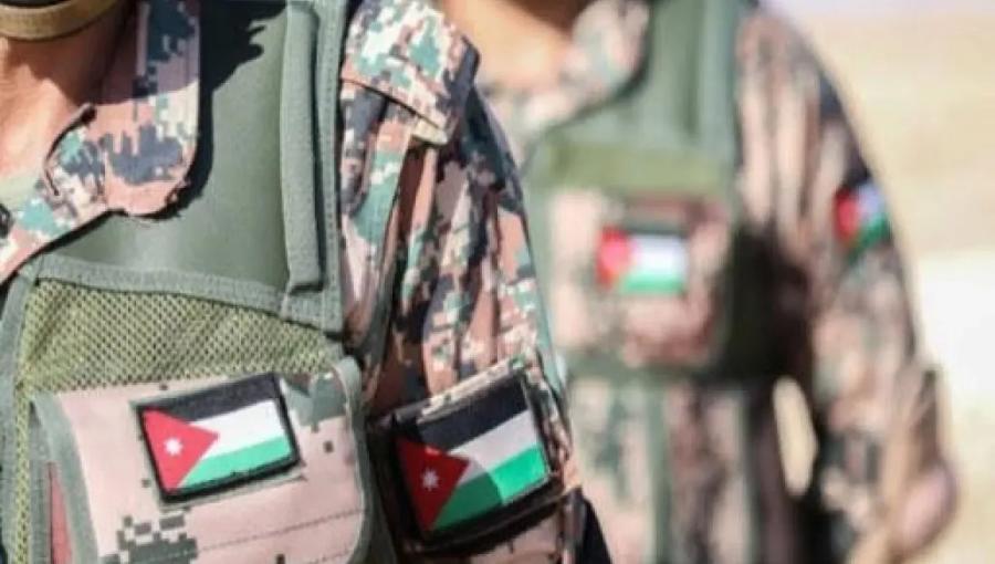 جنديان يرتديان البزة العسكرية وعليها العلم الأردني