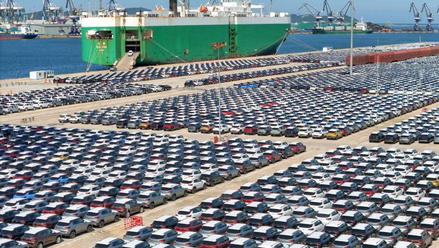 مئات السيارات الجديدة في انتظار شحنها بميناء يانتاي الصيني | وكالة الأنباء الفرنسية