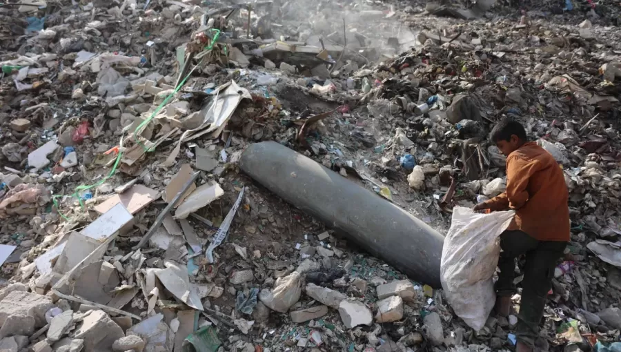 طفل فلسطيني يجمع البلاستيك بالقرب من صاروخ لم ينفجر في مكب نفايات بمدينة غزة 12/11/2025 | وكالة الأنباء الفرنسية