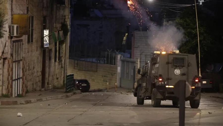 آلية لجيش الاحتلال تطلق قنابل تجاه المنازل في الضفة الغربية | الأناضول