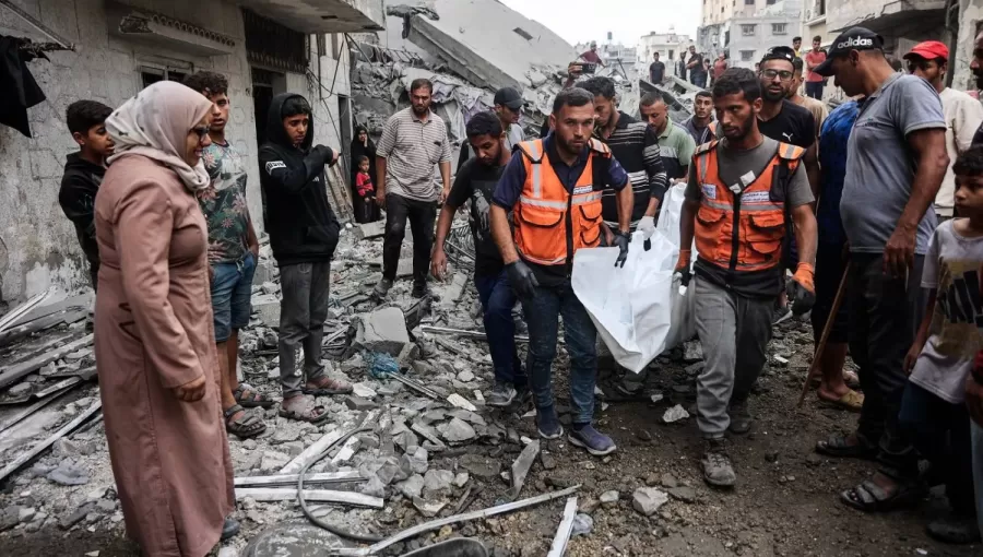 فلسطينيون يحملون جثامين شهداء انتشلوها من بين أنقاض منزل دمر في غارة إسرائيلية في غزة 1/11/2025 | المصدر: وكالة الأنباء الفرنسية