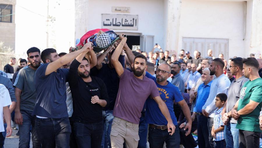 فلسطينيون يشيعون فتى بالخامسة عشرة من العمر قتله جنود إسرائيليون في سلواد قرب رام الله 31/10/2025 | رويترز
