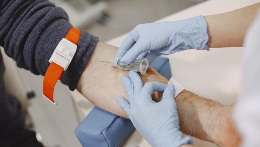 شخص يتبرع بالدم | تعبيرية freepik