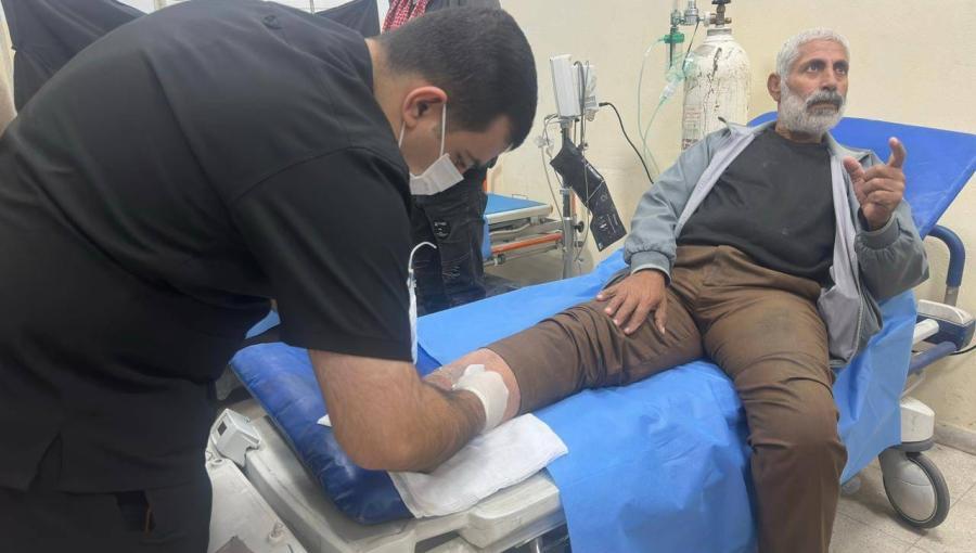 أحد كوادر المستشفى الميداني الأردني في تل الهوى شمال غزة يجري فحصا لمسن فلسطيني 17/12/2025 | المصدر: بترا