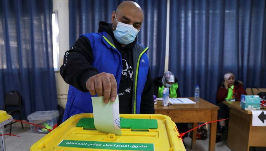 أردني يدلي بصوته في انتخابات المجالس البلدية والمحلية في عمان 22/3/2022 | المصدر: رويترز