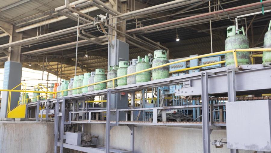 أسطوانات غاز في محطة تعبئة غاز عمان
