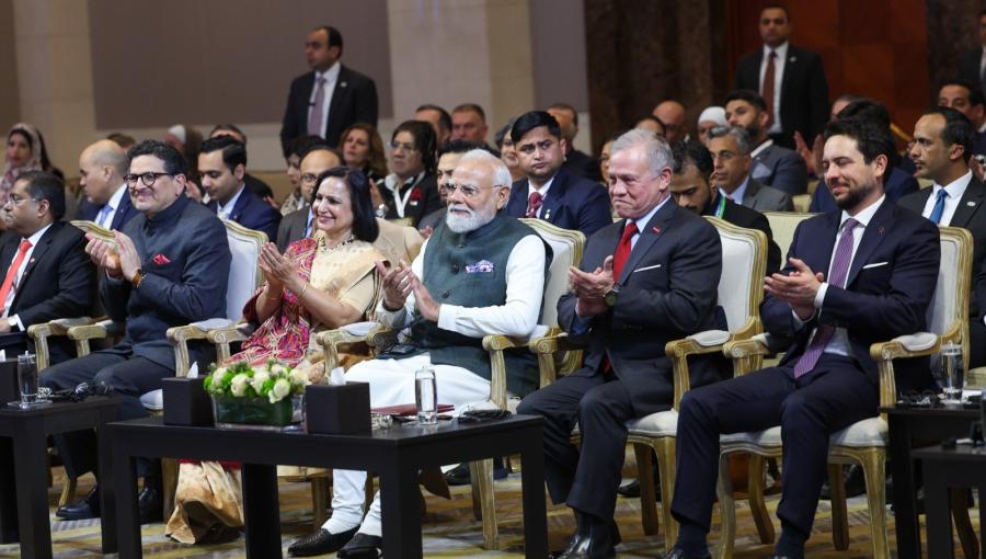 الملك عبد الله الثاني ورئيس الوزراء الهندي ناريندرا مودي خلال مشاركتهما في منتدى الأعمال الهندي الأردني في عمان 16/12/2025