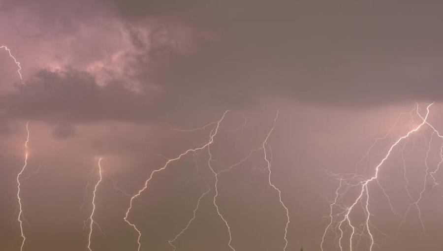 برق في سماء منطقة ماركا بالعاصمة عمان 6/12/2025 | المصدر: مواقع التواصل