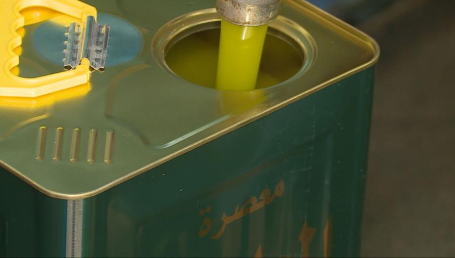 تنكة زيت زيتون خلال تعبئتها في إحدى المعاصر | مواقع التواصل