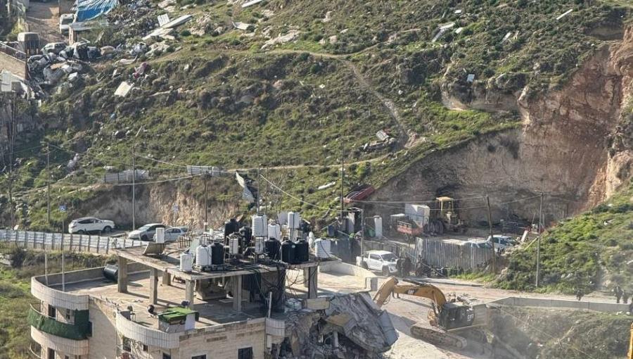 جانب من هدم جرافات الاحتلال بناية في حي وادي قدوم ببلدة سلوان  في القدس المحتلة  22/12/2025 | مواقع التواصل