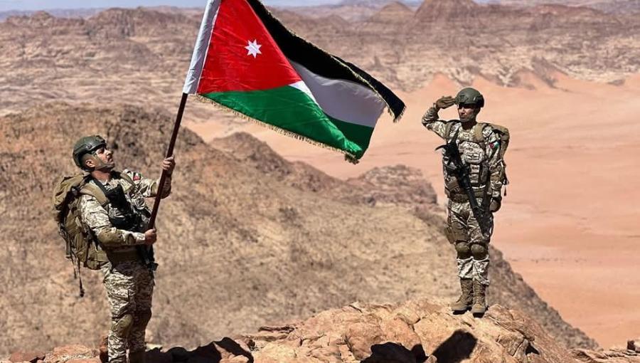 جنديان من القوات المسلحة يرفعان علم الأردن في وادي رم