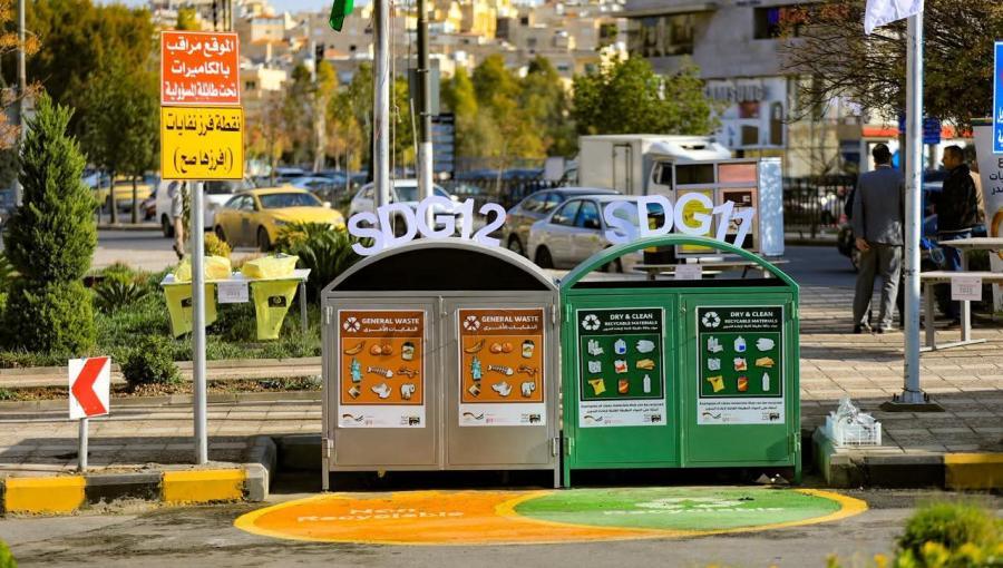 حاويات مخصصة لفرز النفايات في منطقة سوق السلطان | المصدر: حسنى