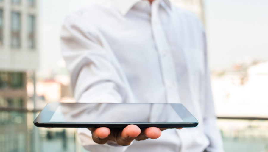 رجل يحمل جهازا لوحيا | تعبيرية freepik