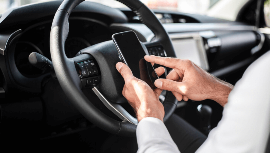 شخص يستخدمه هاتفه خلال القيادة | تعبيرية freepik