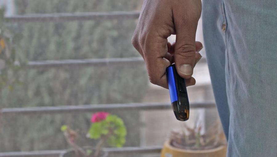 شخص يمسك سيجارة إلكترونية