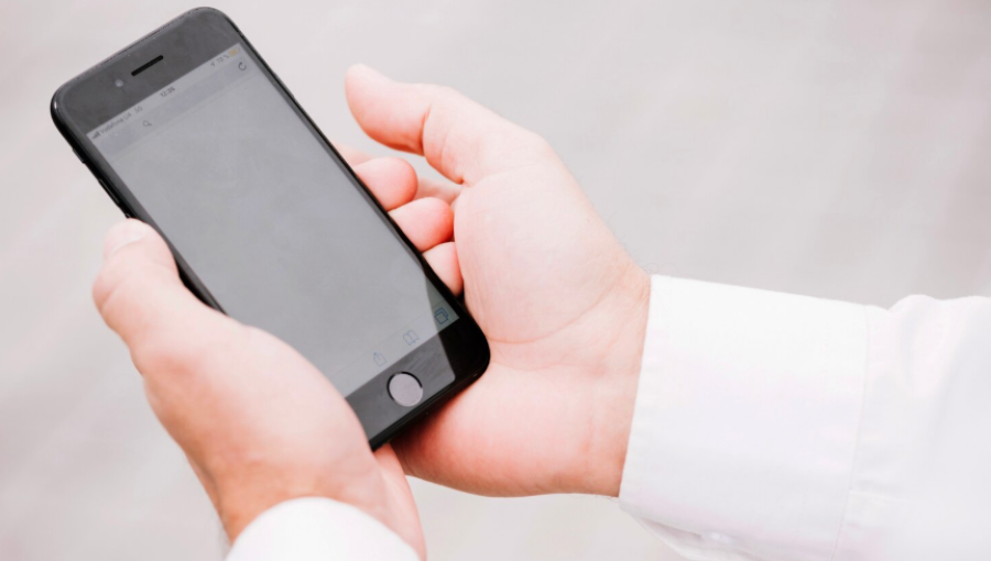 شخص يمسك هاتف | تعبيرية freepik