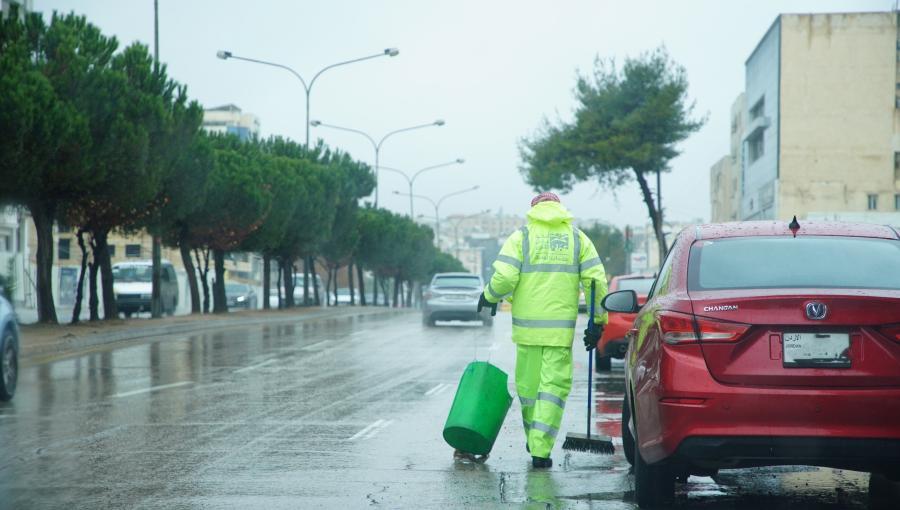عامل وطن في أحد شوارع العاصمة خلال منخفض جوي سابق | المصدر: حسنى