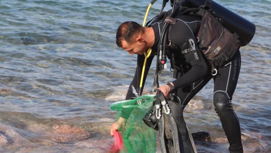 غواص يشارك في حملة لتنظيف قاع البحر في العقبة 24/12/2025 | سلطة منطقة العقبة الاقتصادية
