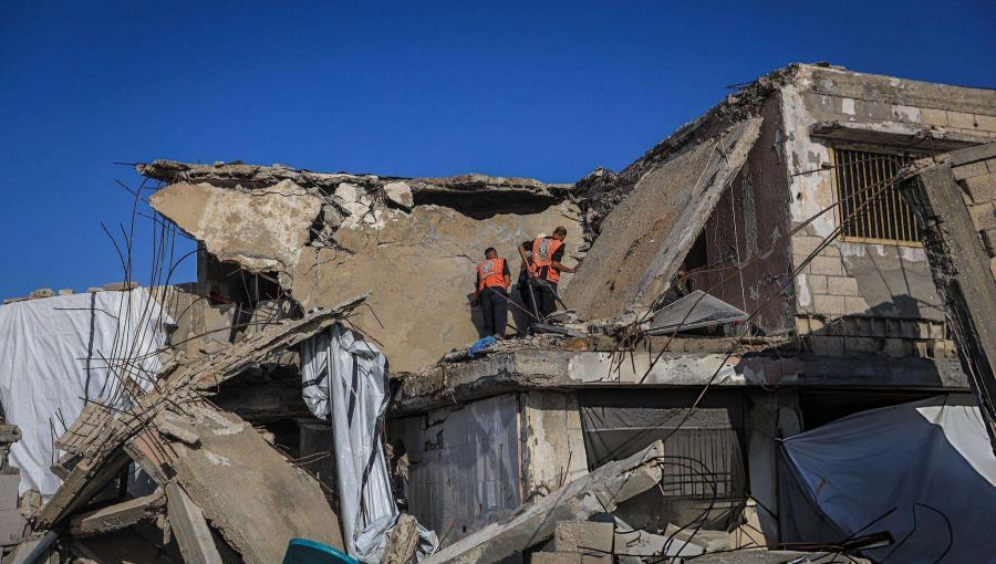 فرق الدفاع المدني تتفقد منزلا تضرر بشدة بعد انهيار سقفه في منطقة ميناء غزة | الأناضول